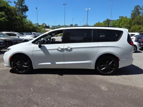More photos of 2026 Chrysler Pacifica Limited at ALM CDJR Macon, GA