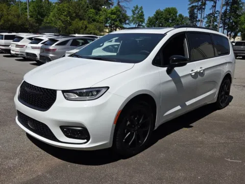 Another view of 2026 Chrysler Pacifica Limited for sale in Macon, GA at ALM CDJR Macon