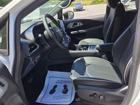 More photos of 2026 Chrysler Pacifica Limited at ALM CDJR Macon, GA
