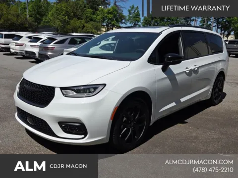 More photos of 2026 Chrysler Pacifica Limited at ALM CDJR Macon, GA