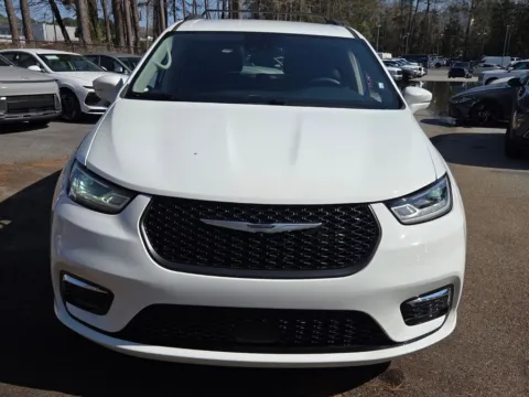 Photos of 2022 Chrysler Pacifica Touring L for sale in Macon, GA at ALM CDJR Macon