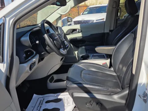More photos of 2022 Chrysler Pacifica Touring L at ALM CDJR Macon, GA
