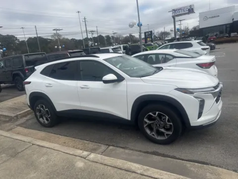 More photos of 2025 Chevrolet Trax LT at ALM CDJR Macon, GA