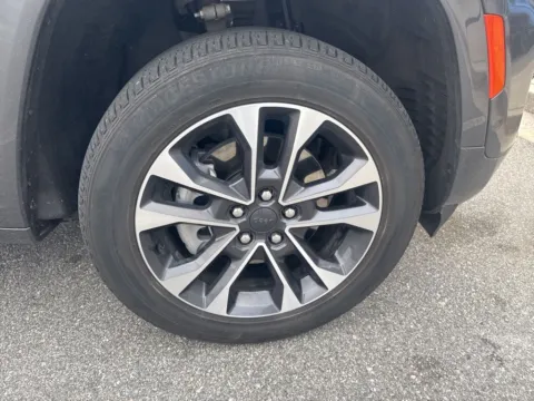 More photos of 2023 Jeep Grand Cherokee Overland 4xe at ALM CDJR Macon, GA