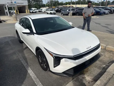 More photos of 2025 Kia K4 LXS at ALM CDJR Macon, GA