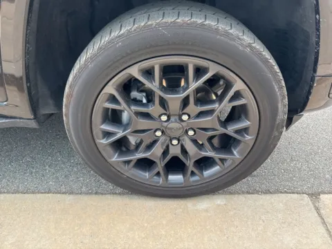 More photos of 2024 Jeep Grand Cherokee L Summit at ALM CDJR Macon, GA