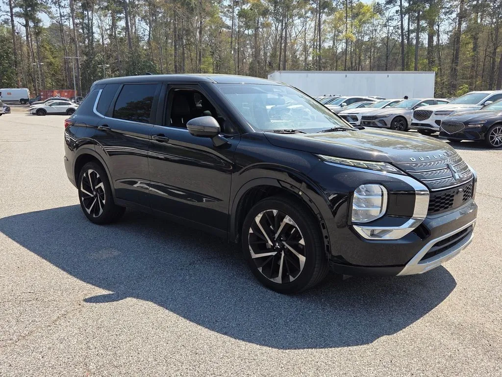 Black 2022 Mitsubishi Outlander SE for sale in Macon, GA