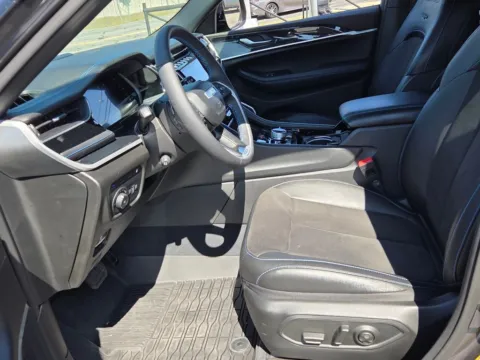 More photos of 2023 Jeep Grand Cherokee Trailhawk 4xe at ALM CDJR Macon, GA