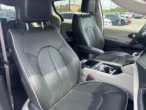 More photos of 2023 Chrysler Pacifica Limited at ALM CDJR Macon, GA