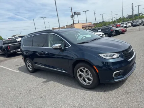 More photos of 2023 Chrysler Pacifica Limited at ALM CDJR Macon, GA