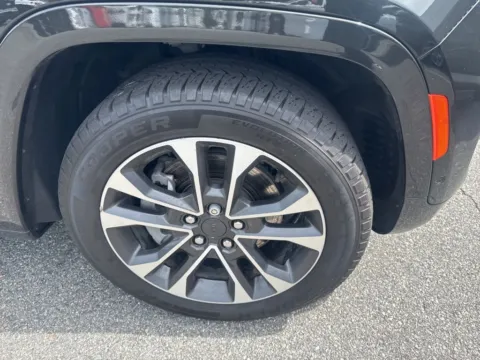 More photos of 2023 Jeep Grand Cherokee Overland 4xe at ALM CDJR Macon, GA