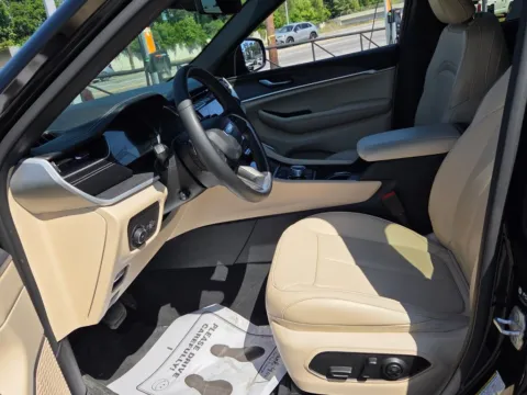 More photos of 2025 Jeep Grand Cherokee Limited at ALM CDJR Macon, GA