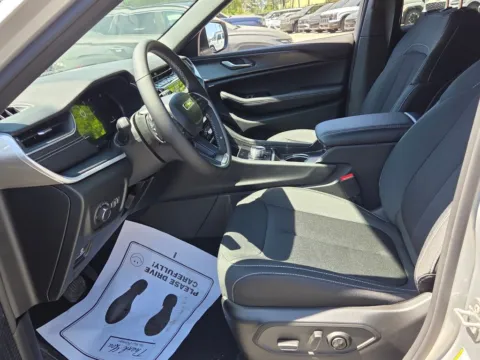 More photos of 2025 Jeep Grand Cherokee Laredo at ALM CDJR Macon, GA