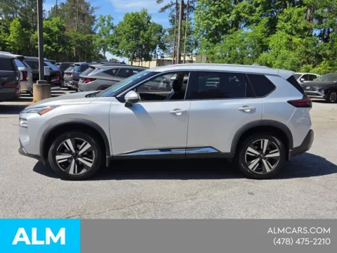 More photos of 2022 Nissan Rogue SL at ALM CDJR Macon, GA