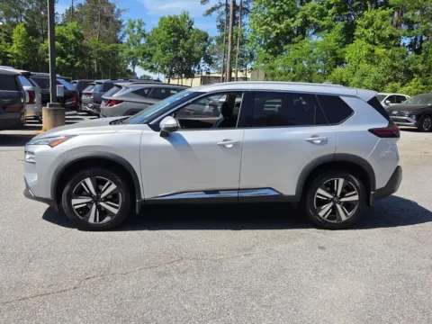More photos of 2022 Nissan Rogue SL at ALM CDJR Macon, GA
