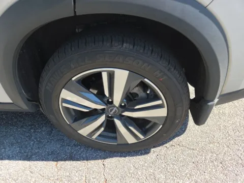 More photos of 2022 Nissan Rogue SL at ALM CDJR Macon, GA