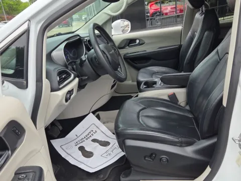 More photos of 2022 Chrysler Pacifica Touring L at ALM CDJR Macon, GA