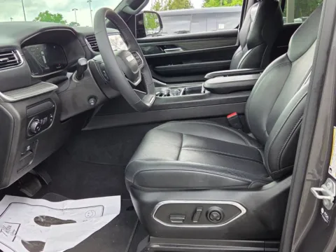 More photos of 2023 Jeep Wagoneer Series III at ALM CDJR Macon, GA
