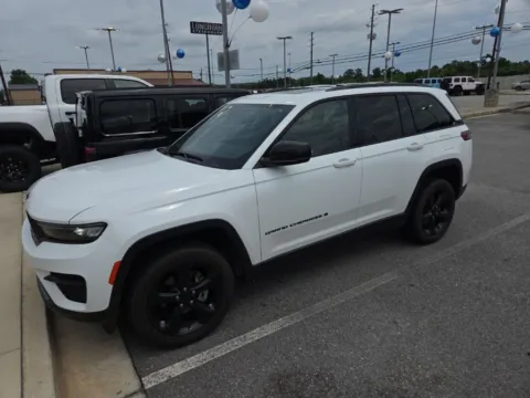 White 2023 Jeep Grand Cherokee Altitude for sale in Macon, GA