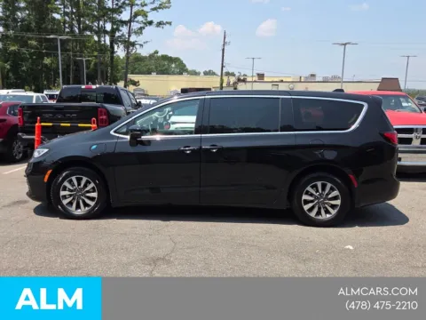 More photos of 2024 Chrysler Pacifica Hybrid Select at ALM CDJR Macon, GA
