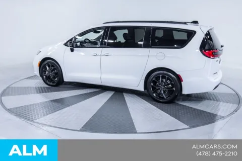 More photos of 2025 Chrysler Pacifica Limited at ALM CDJR Macon, GA