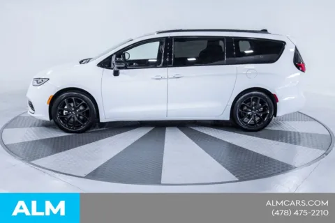 More photos of 2025 Chrysler Pacifica Limited at ALM CDJR Macon, GA