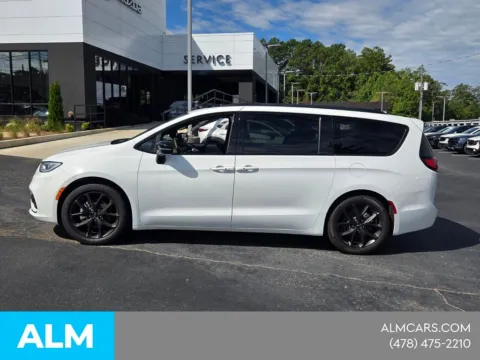 More photos of 2025 Chrysler Pacifica Limited at ALM CDJR Macon, GA