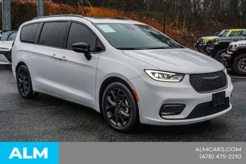 More photos of 2025 Chrysler Pacifica Limited at ALM CDJR Macon, GA