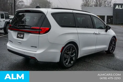 More photos of 2025 Chrysler Pacifica Limited at ALM CDJR Macon, GA