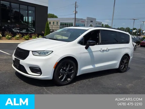 Another view of 2025 Chrysler Pacifica Limited for sale in Macon, GA at ALM CDJR Macon