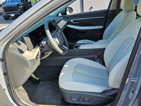 More photos of 2025 Hyundai Sonata Hybrid SEL at ALM Hyundai Macon, GA
