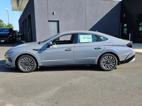 More photos of 2025 Hyundai Sonata Hybrid SEL at ALM Hyundai Macon, GA