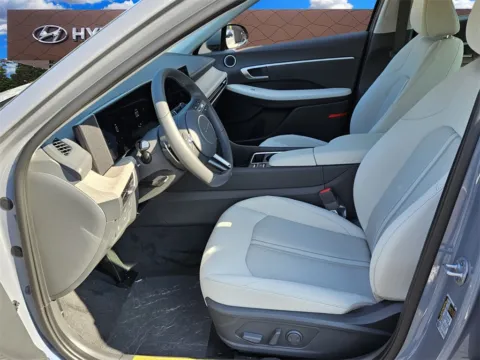 More photos of 2025 Hyundai Sonata Hybrid SEL at ALM Hyundai Macon, GA