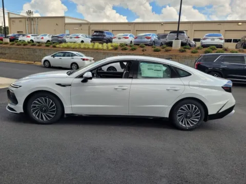 More photos of 2025 Hyundai Sonata Hybrid SEL at ALM Hyundai Macon, GA