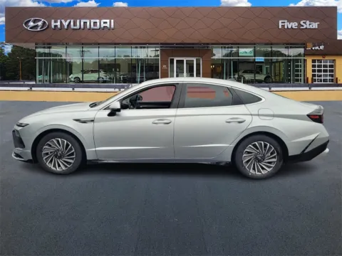 More photos of 2025 Hyundai Sonata Hybrid SEL at ALM Hyundai Macon, GA