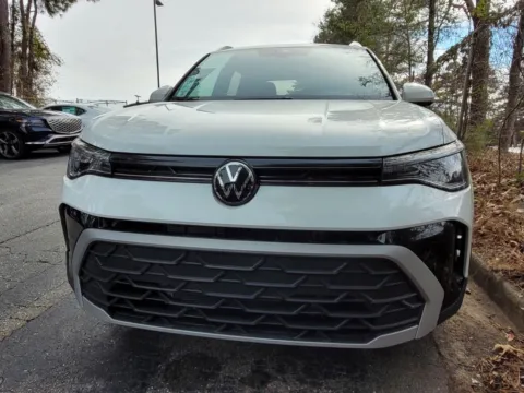 Photos of 2025 Volkswagen Taos 1.5T SE for sale in Macon, GA at ALM Hyundai Macon