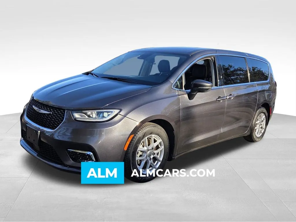 2023 Chrysler Pacifica Touring L's photo