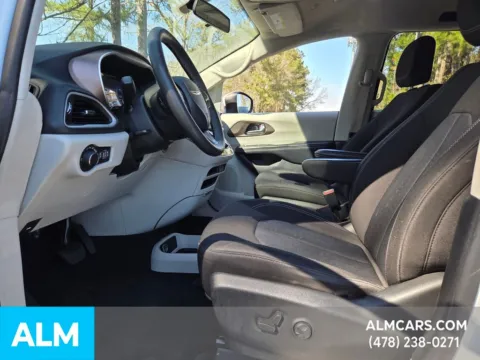 More photos of 2022 Chrysler Voyager LX at ALM Hyundai Macon, GA