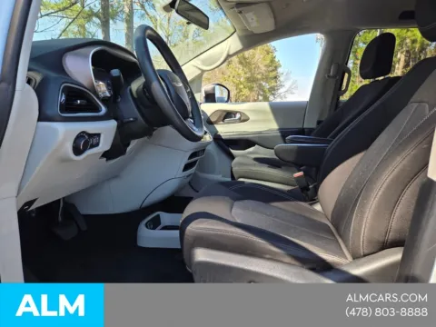 More photos of 2022 Chrysler Voyager LX at ALM Hyundai Macon, GA