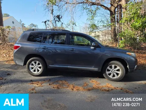 More photos of 2013 Toyota Highlander Base Plus V6 at ALM Hyundai Macon, GA