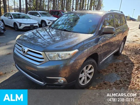 Black 2013 Toyota Highlander Base Plus V6 for sale in Macon, GA