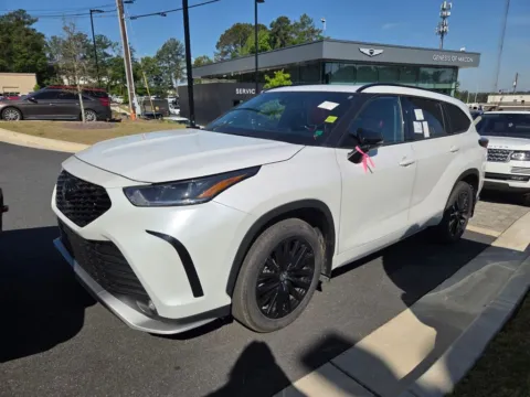 Red 2024 Toyota Highlander XLE for sale in Macon, GA
