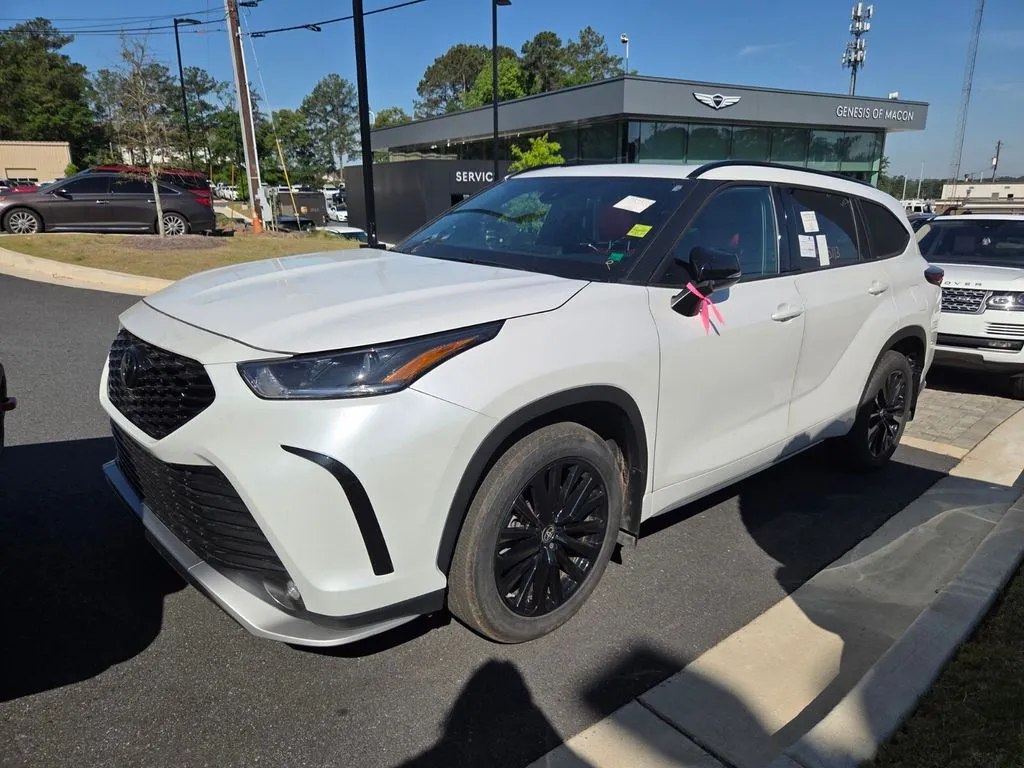 Red 2024 Toyota Highlander XLE for sale in Macon, GA