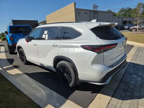 More photos of 2024 Toyota Highlander XLE at ALM Hyundai Macon, GA