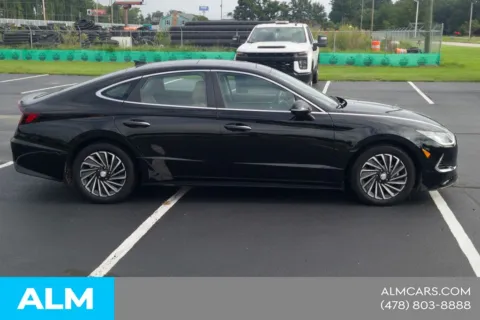 More photos of 2023 Hyundai Sonata Hybrid Limited at ALM Hyundai Macon, GA