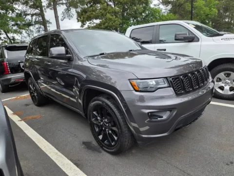 More photos of 2017 Jeep Grand Cherokee Altitude at ALM Hyundai Macon, GA