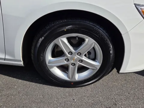 More photos of 2024 Chevrolet Malibu LT at ALM Hyundai Macon, GA