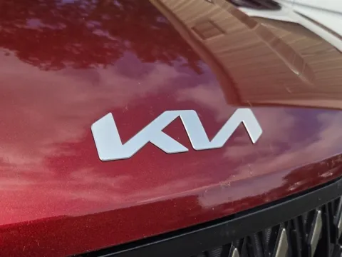 Another view of 2025 Kia Carnival LXS for sale in Macon, GA at ALM Hyundai Macon