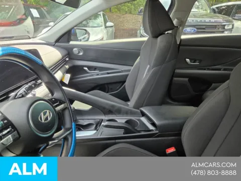 More photos of 2024 Hyundai Elantra SEL at ALM Hyundai Macon, GA