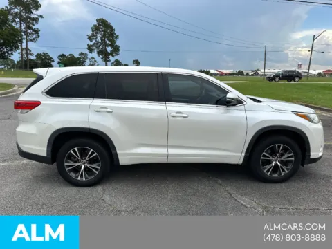 More photos of 2018 Toyota Highlander LE at ALM Hyundai Macon, GA